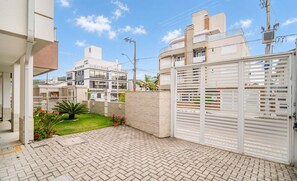Property grounds - Apt w/ Gourmet Balcony 800m From the Beach Cbe0201 (Florianópolis)