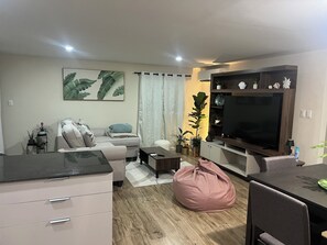 TV - Buccoo Escape - Cosy 2 bedroom 2 bathroom Condo in Tobago near tropical beaches (Buccoo)