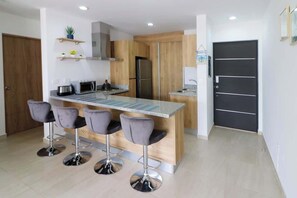 Réfrigérateur, four à micro-ondes, surface de cuisson, cafetiÚre-théiÚre