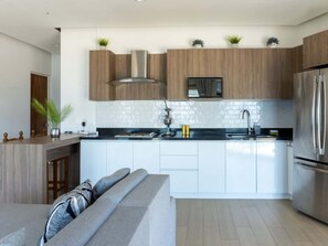 Réfrigérateur, four à micro-ondes, surface de cuisson, cafetière-théière