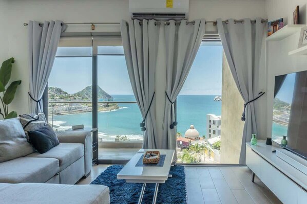 Téléviseur, chaîne audio, bureau