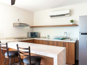 Cookware/dishes/utensils