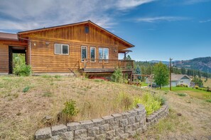 Exterior - Mtn-View Getaway w/ Spacious Deck in Republic! (Republic)
