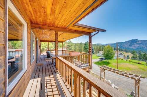 Mtn-View Getaway w/ Spacious Deck in Republic!