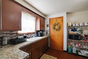Fridge, microwave, stovetop, coffee/tea maker - Large Private Yard: Home 14 Mi to Niagara Falls! (Tonawanda)
