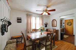 Dining - Large Private Yard: Home 14 Mi to Niagara Falls! (Tonawanda)