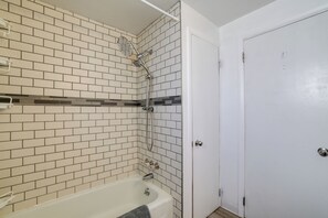 Secador de pelo y toallas