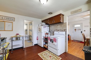 Interior - Large Private Yard: Home 14 Mi to Niagara Falls! (Tonawanda)