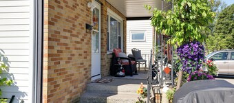 Large Private Yard: Home 14 Mi to Niagara Falls!
