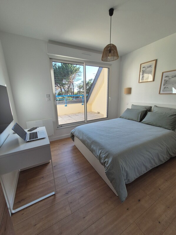 2 chambres, bureau, fer et planche à repasser, lit de bébé portatif