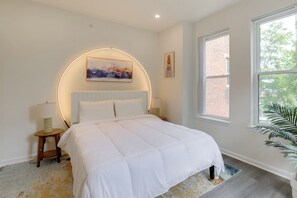 2 bedrooms, desk, internet, bed sheets - Penthouse Condo w/ Rooftop Deck in Philadelphia! (Philadelphia)