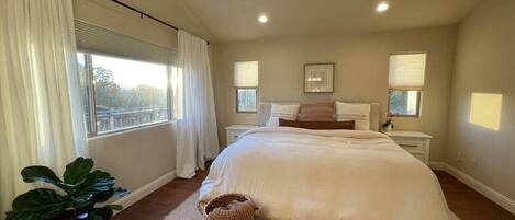 3 bedrooms, iron/ironing board, WiFi, bed sheets