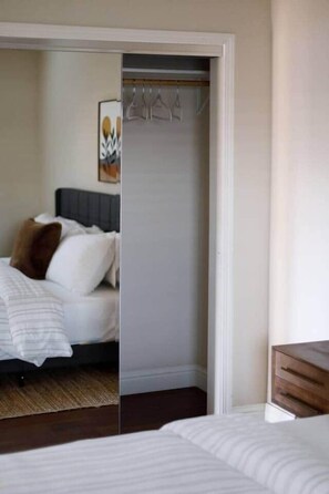 3 habitaciones, tabla de planchar con plancha, wifi y ropa de cama
