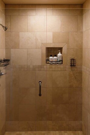 Haartrockner, Handtücher, Seife, Toilettenpapier