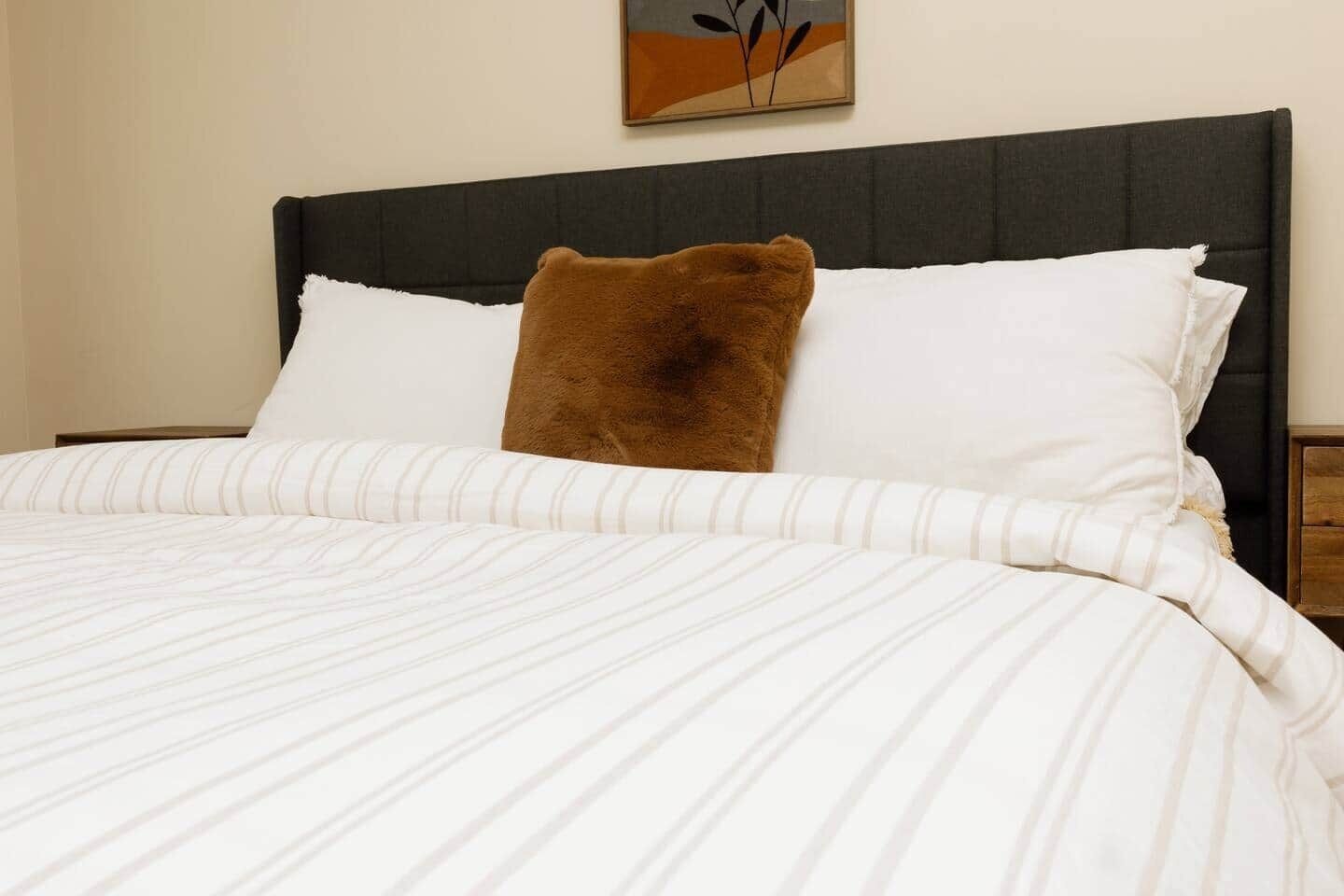 3 habitaciones, tabla de planchar con plancha, wifi y ropa de cama 