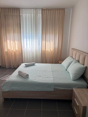 Iron/ironing board, WiFi, bed sheets