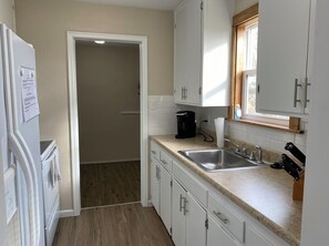 Private kitchen - Cozy Eastside Bungalow (Wichita)