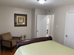 2 bedrooms, iron/ironing board, internet, bed sheets - Cozy Eastside Bungalow (Wichita)