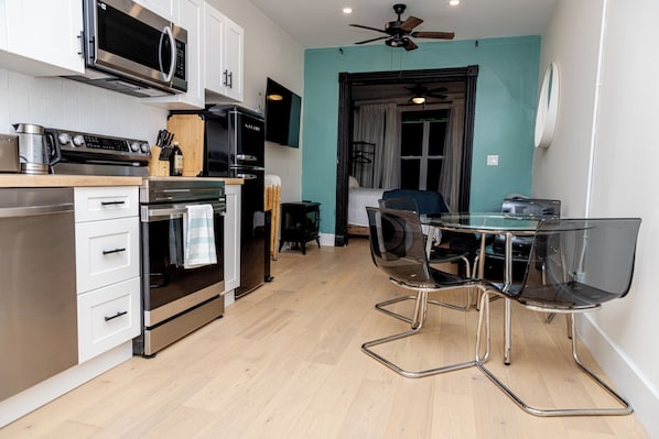 Classic Suite, 1 Queen Bed with Sofa bed, Non Smoking | Private kitchen | Fridge, microwave, oven, stovetop