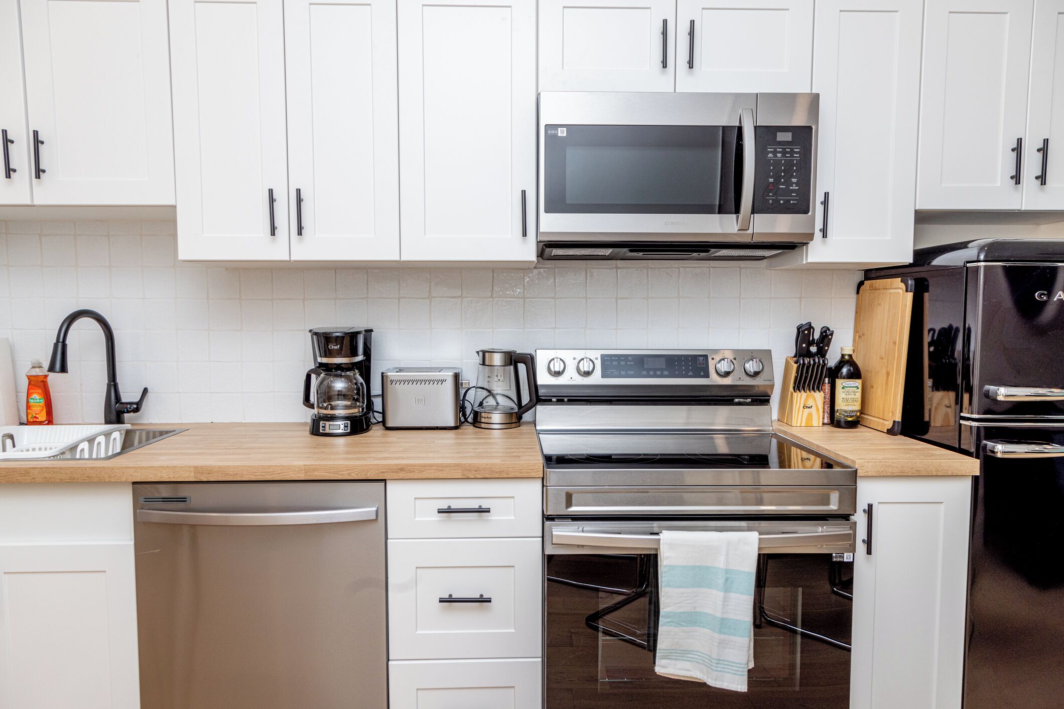 Classic Suite, 1 Queen Bed with Sofa bed, Non Smoking | Private kitchen | Fridge, microwave, oven, stovetop