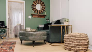 Suíte luxo, 1 cama Queen e sofá-cama, para não fumantes, vista para a cidade | Área de estar | Smart TV 30 polegadas com canais digitais, lareira, Netflix