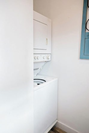 Standard Studio Suite, 1 Queen Bed, Non Smoking | Laundry