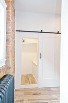 标准开间套房, 1 张大床, 无烟房 | 衣柜