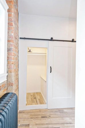 Standard Studio Suite, 1 Queen Bed, Non Smoking | Wardrobe