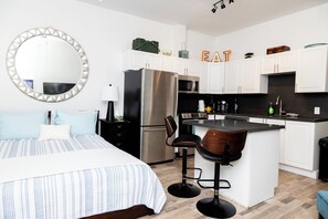 Standard Studio Suite, 1 Queen Bed, Non Smoking | In-room safe, individually decorated, individually furnished, desk