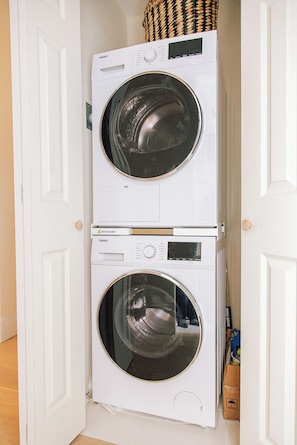 Deluxe Suite, 1 Queen Bed with Sofa bed, Non Smoking, City View | Laundry