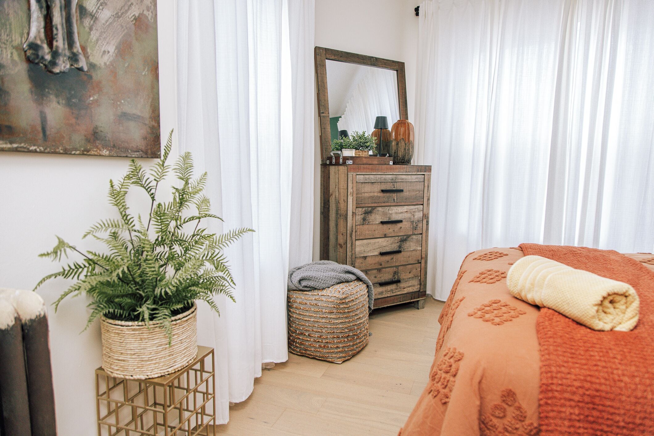 Suite Deluxe, 1 cama Queen size y sofá cama, para no fumadores, vista a la ciudad | Caja de seguridad en la habitación y decoración personalizada 