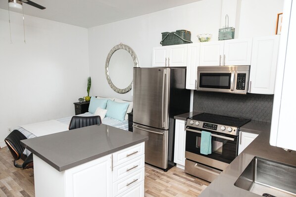 Standard Studio Suite, 1 Queen Bed, Non Smoking | Private kitchen | Fridge, microwave, oven, stovetop - B Hotel (Toronto)