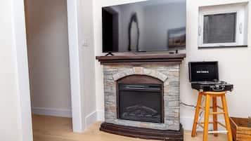 Suite Premium, 1 cama Queen size, para no fumadores, vista a la ciudad | Área de sala de estar | Smart TV de 30 pulgadas con canales digitales, chimenea y Netflix