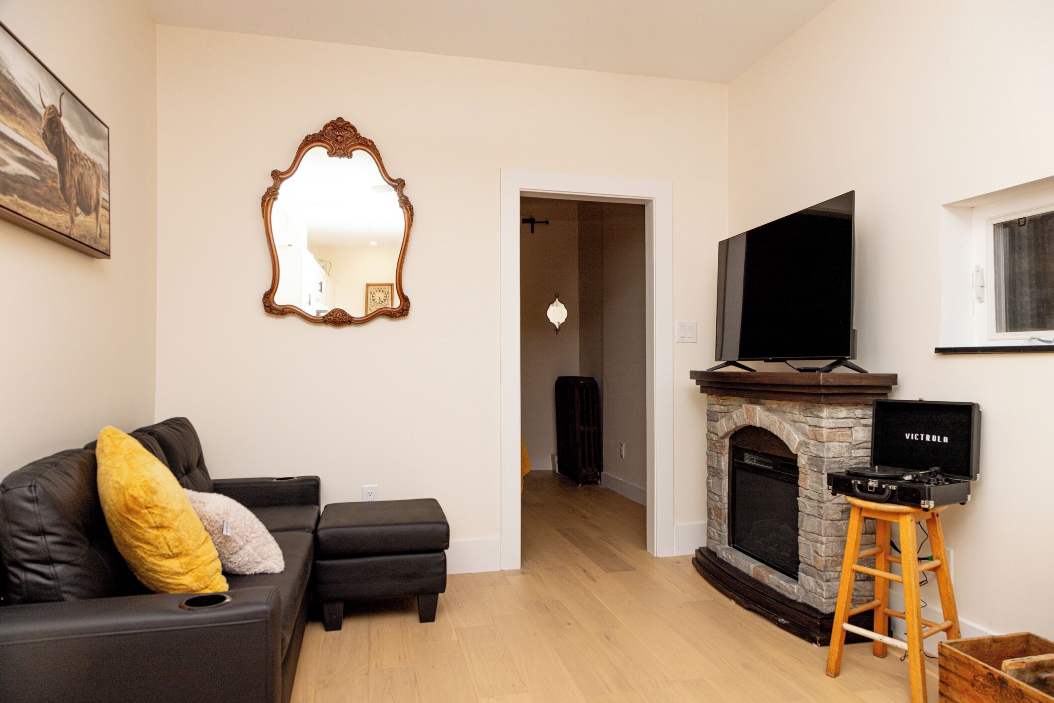 Premium Suite, 1 Queen Bed, Non Smoking, City View | Living area | 30-inch Smart TV with digital channels, fireplace, Netflix