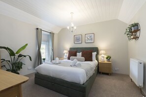 3 habitaciones, tabla de planchar con plancha y cuna de viaje 