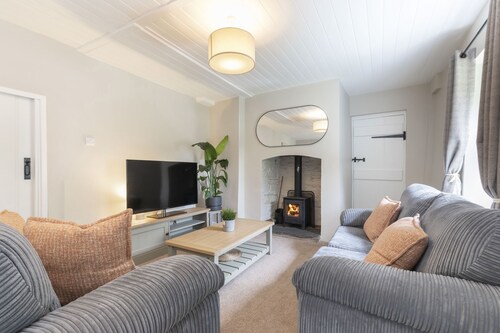 Charming 3-Bed Cottage by the River Usk