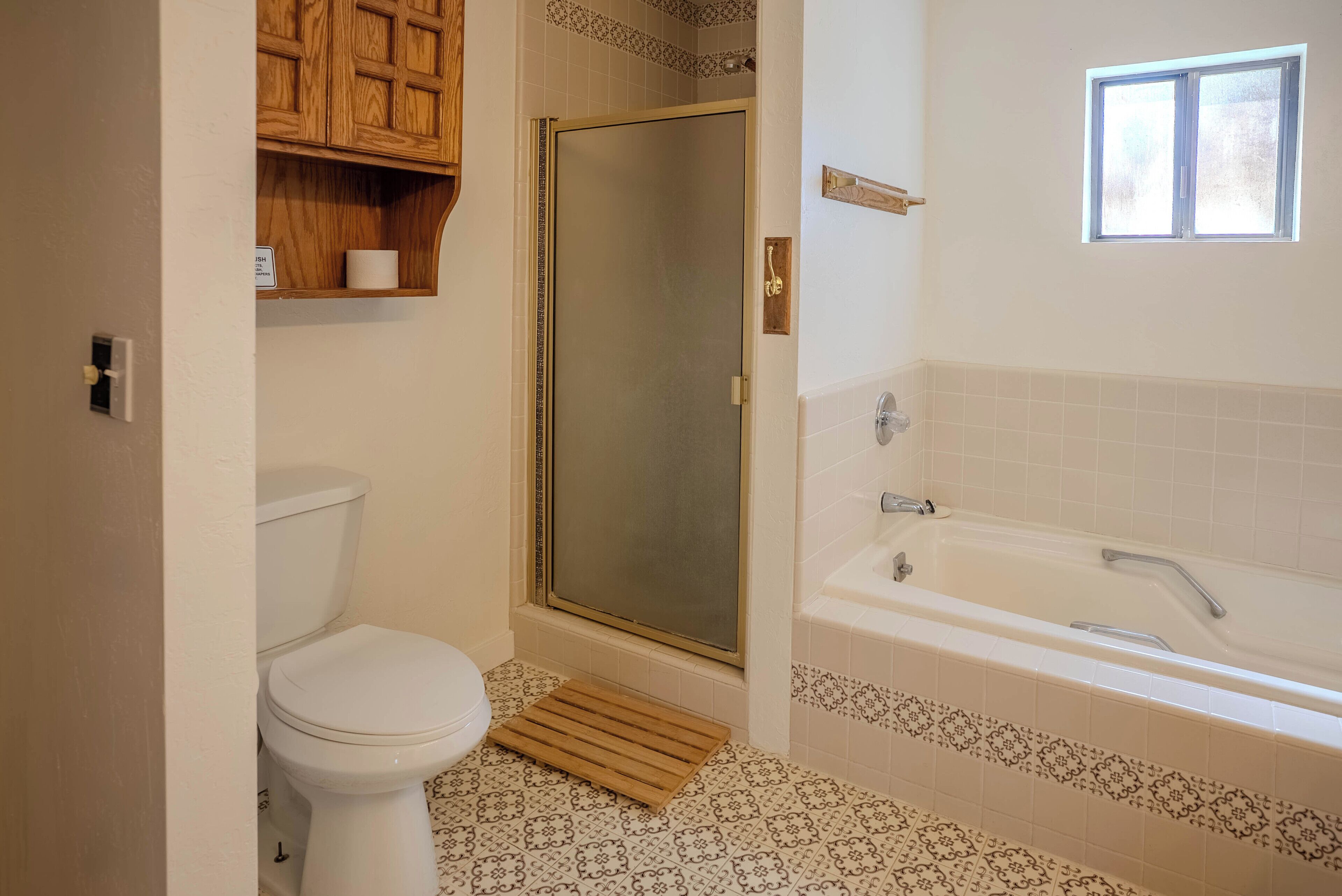 Regadera, secadora de cabello, bidet, toallas 