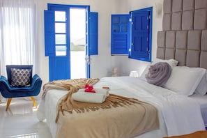 Minibar, decoración personalizada, muebles diferentes y escritorio