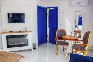 Minibar, individually decorated, individually furnished, desk