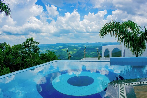 Outdoor pool, pool umbrellas - Ilhas Gregas Chalet (Ouro Preto)
