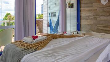 Minibar, decoraciĂłn personalizada, muebles diferentes y escritorio