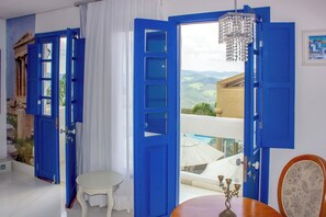 Deluxe-Chalet, Mehrere Betten, Blick auf den Innenhof | Minibar, individuell dekoriert, individuell eingerichtet, Schreibtisch