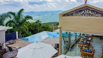Chalé luxo, várias camas, vista para o pátio | Vista do quarto