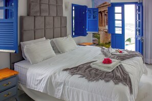 Deluxe Chalet, Multiple Beds, Courtyard View | Minibar, individually decorated, individually furnished, desk - Ilhas Gregas Chalet (Ouro Preto)