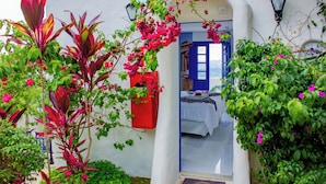 Nhà gỗ Deluxe, nhiều giường, quang cảnh sân vườn | Minibar, bàn, truy cập Internet không dây miễn phí, trang trí khác biệt 