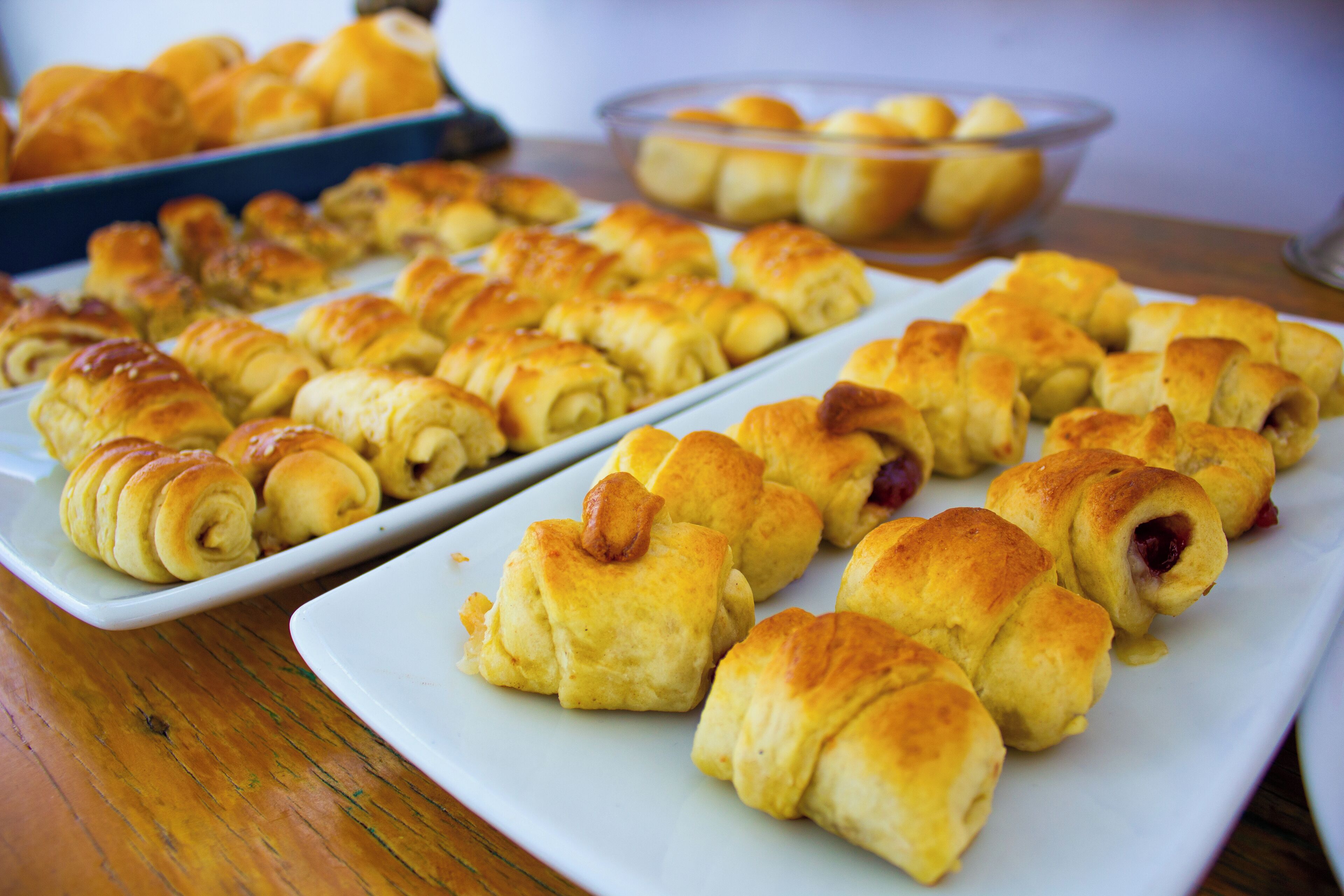 Variedad de pasteles sobre platos blancos.