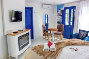 Minibar, individually decorated, individually furnished, desk