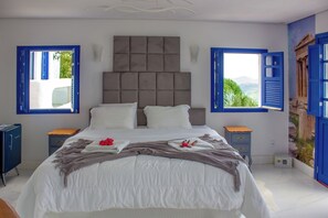 Deluxe-Chalet, Mehrere Betten, Blick auf den Innenhof | Minibar, individuell dekoriert, individuell eingerichtet, Schreibtisch