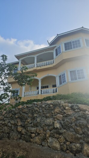 Exterior - Welcoming 2-bedroom house with AC in Long Bay (Long Bay)