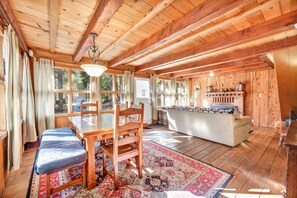 Dining - Classic Tahoe Cabin~Hot Tub~Minutes to Lake~PetsOK (Tahoma)